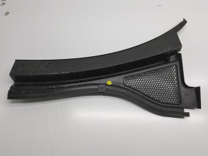  Windshield wiper mechanism trim to the glass 