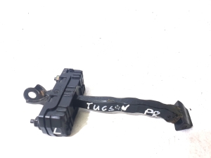 Hyundai Tucson (2015–2026) Front door lock latch - 3