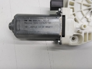 Volkswagen Tiguan (2017–2026) Front door window regulator motor 5Q4959802E - 3