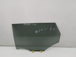 Vitre de porte latérale arrière - 823011773R