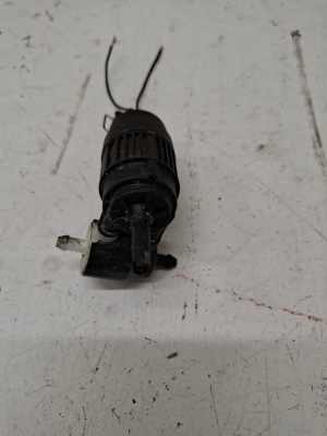 Saab 9-5 (1997–2010) Front windshield washer pump 090586632 - 3