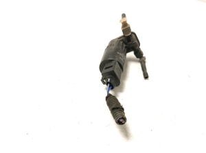 Opel Astra K (2015–2021) Front windshield washer pump 13349273 - 4