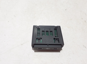 RENAULT Megane E-Tech CMF-EV (2022–2026) USB-pesa 284H38566R - 3