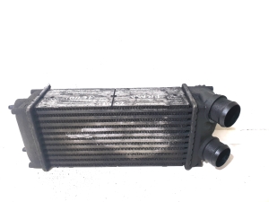 Vahejahuti radiaator