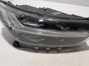 VOLVO XC40 (2017–2026) Headlight 32133578 - 3
