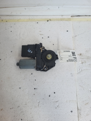 Volkswagen Golf Plus Mk5 (2004–2008) Rear side door window regulator motor 5M0839401A - 2