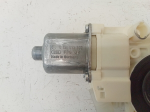 Mercedes Benz C-Class 204 (2007–2014) Front door window regulator motor A2048200242 - 3