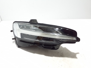 VOLVO V60 (2018–2026) Esituli 32273038 - 4