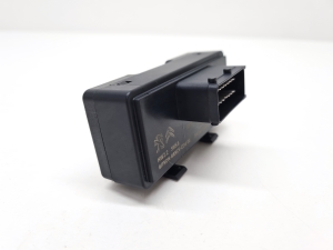 Opel Crossland X X 75 (2017–2026) Front seat control unit 9810486880 - 2
