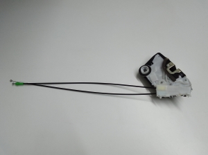 TOYOTA Yaris (2011–2020) Front door lock U3111130 - 3