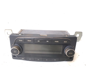 Radio (head unit) - 557799431