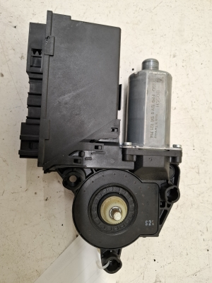 Fensterhebermotor vorne - 8E1959802H