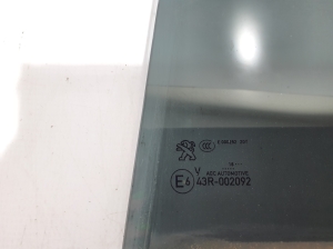 Peugeot 5008 (2017–2026) Aizmugurējo sānu durvju stikls 9821234080 - 2