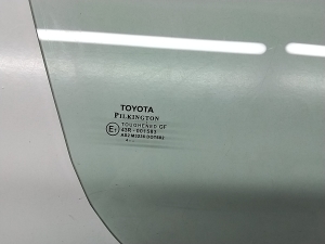 TOYOTA Yaris (2011–2020) Priekšējo durvju stikls 681100D190 - 4