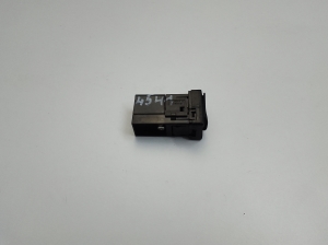 TOYOTA Yaris (2011–2020) USB-Anschluss - 2