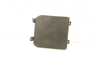   Couvercle avant du boîtier de fusibles  -  