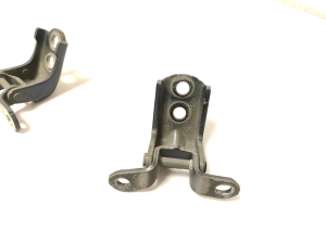 RENAULT Kadjar (2015–2026) Front door top hinge 8942R6411R - 3