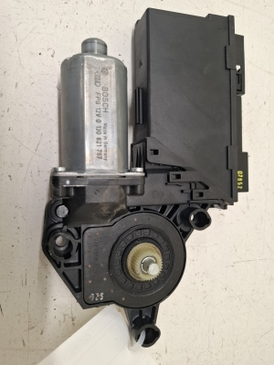 AUDI A4 B7 (2004–2008) Rear side door window regulator motor 8E0959801 - 3