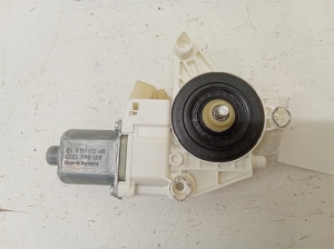 Mercedes Benz C-Class 204 (2007–2014) Front door window regulator motor A2048200142 - 3