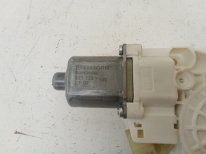 Mercedes Benz C-Class 204 (2007–2014) Front door window regulator motor A2048200142 - 4