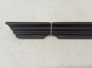 Mercedes Benz C-Class 204 (2007–2014) Esiukse klaasi sisemine liist A20472501 - 2