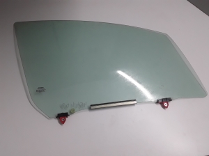 TOYOTA Yaris (2011–2020) Priekšējo durvju stikls 681100D191 - 2