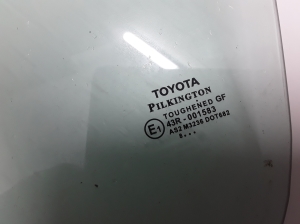 TOYOTA Yaris (2011–2020) Priekšējo durvju stikls 681200D191 - 2