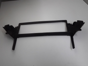  Kita detalė po variklio gaubtu 