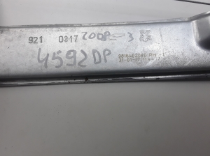  Priekinių durų stiklo pakėlėjas ir jo detalės 