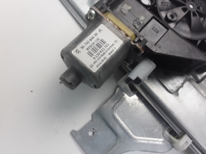  Priekinių durų stiklo pakėlėjas ir jo detalės 