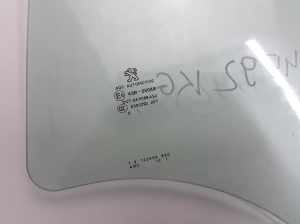  Stiklas galinių šoninių durų 