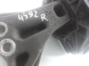 Peugeot 2008 (2013–2026) Engine mount 9676771080 - 2
