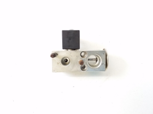   Air conditioner hose valve  -  
