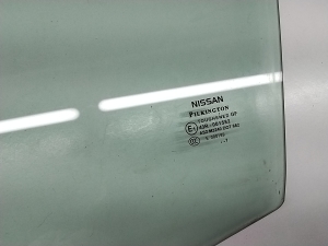 NISSAN Qashqai (2006–2013) Priekšējo durvju stikls 80301JD000 - 2