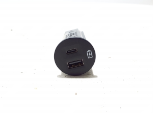   Prise USB  - LU5T19J211AA 