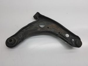 TOYOTA Yaris (2011–2020) Querlenker vorne 4806909140 - 3
