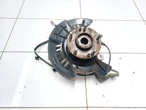   Front wheel hub  -  