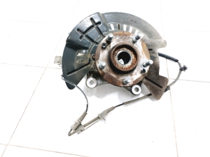   Front wheel hub  -  