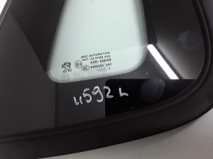 Peugeot 2008 (2013–2026) Aizmugurējā spārna sānu stikls 9802442480 - 2