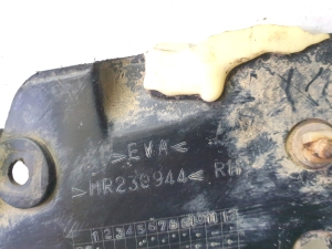 Mitsubishi Pajero Sport I (1996–2009) Dubļu sargs MR230944 - 2
