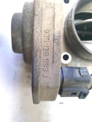 Volkswagen Caddy III (2004–2015) Drosselklappe 038128063J - 3