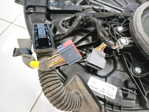 VOLVO V60 (2018–2026) Front door lock 31462456 - 3