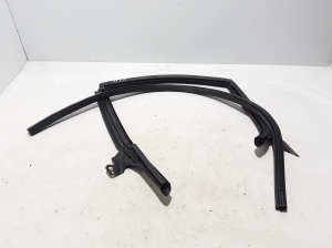   Rear side door seal on the door  - 4G8845696H 