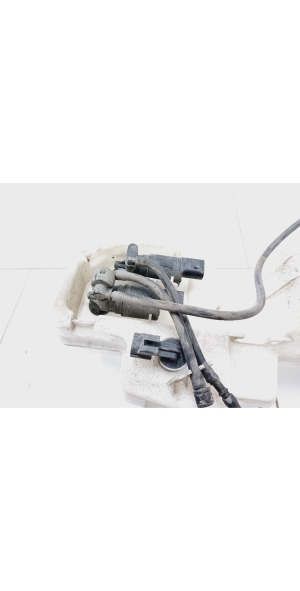 VOLVO V60 (2018–2026) Front washer fluid reservoir 30747576 - 3