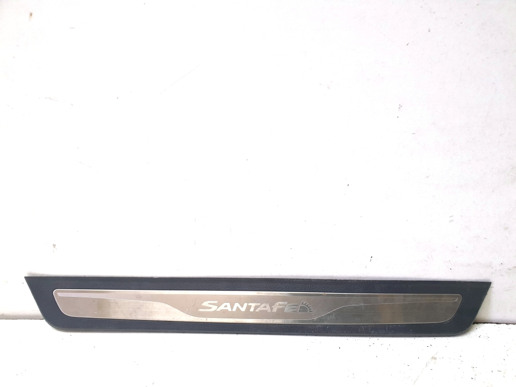 Hyundai Santa Fe (2012–2018) Inner sill trim 858742W500 Hyundai Santa Fe (2012–2018) Inner sill trim 858742W500