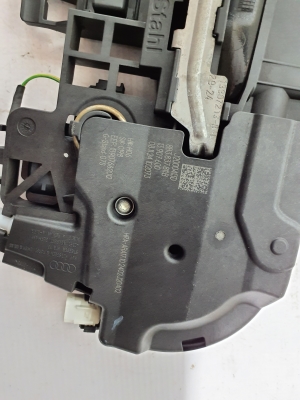 AUDI A5 (2016–2026) Front door external opening handle and its details - 2