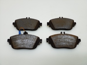 Mercedes Benz A-Class 176 (2012–2018) Piduriklotsid ees A0004203002 - 2