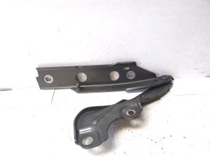 Hood hinge - 4G8823302