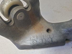 Volkswagen Transporter T5 (2003–2015) Scharnier Tür hinten oben 7H0843336B - 4
