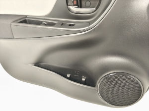 TOYOTA Yaris (2011–2020) Priekšējo durvju apšuvums 676200DR80 - 6